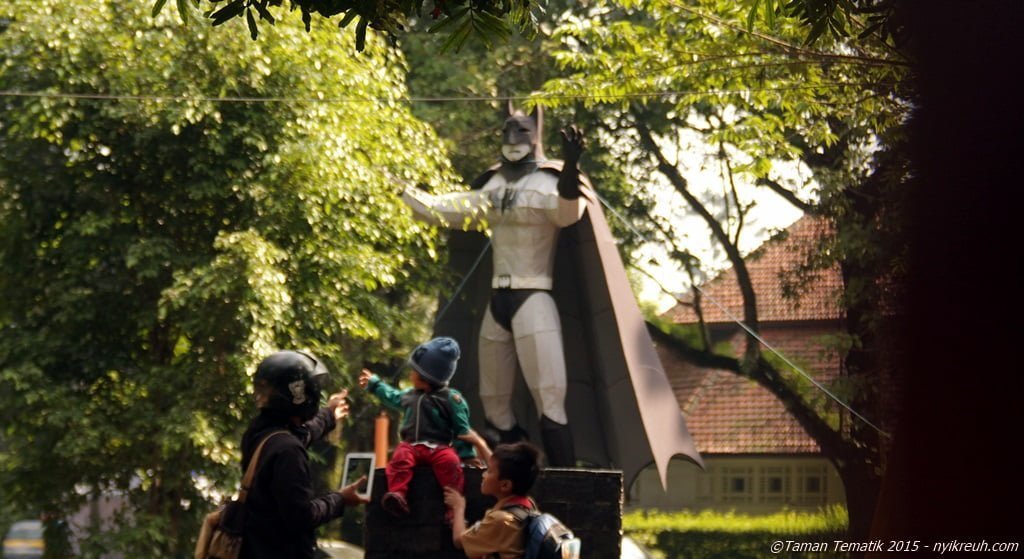Ada beberapa Action Figure Super Hero di taman ini kaya Batman, Spiderman dan lainnya.