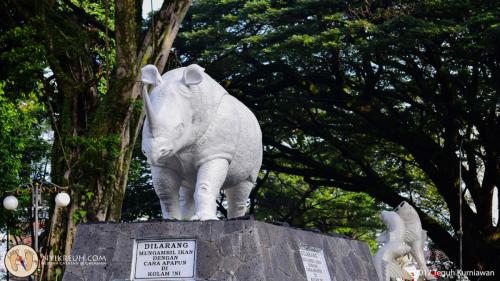 Patung badak putih di balai kota Bandung