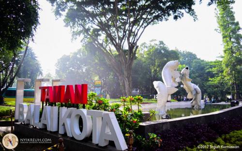 Taman Balai Kota Bandung (Patung ikan putih)